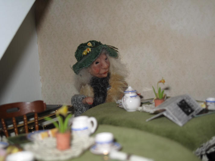 A close up of Rita with the daffodils in her hat!
